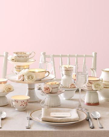Mesa decorada con vajilla de tés