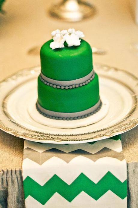 Mini tarta boda en el plato de cada invitado