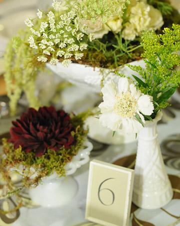 Mesa de la boda con flores y toques verdes