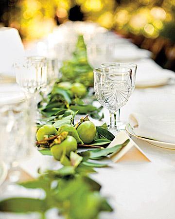 Hojitas verdes en la mesa de la boda