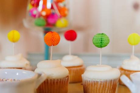 cupcakes con decoración de año nuevo y bolitas de colores