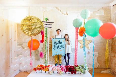 Photocall lleno de globos y colores para boda