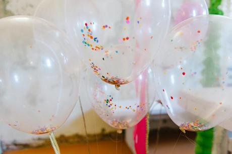 globos transparentes con confeti