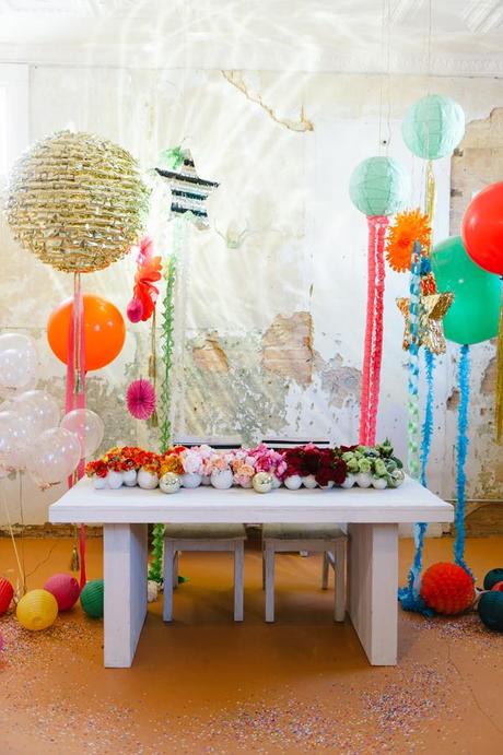 mesa muy divertida con globos y flores y bolas con muchos colores
