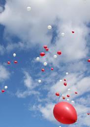 soltar globos de helio en una boda