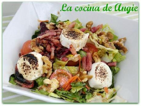 ENSALADA CON BEICON Y QUESO DE CABRA