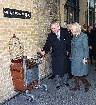 El príncipe Carlos se sube al metro por primera vez en 33 años y conoce el andén de Harry Potter