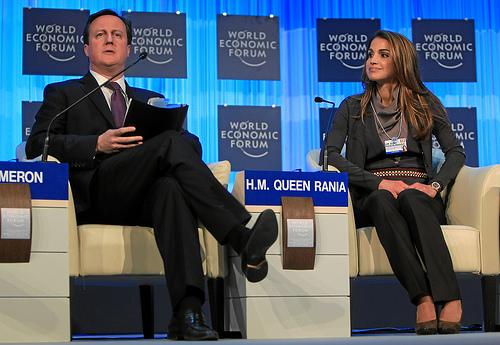 La Reina Rania en Davos. Consigue su bolso y sus zapatos de Tod's