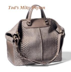 La Reina Rania en Davos. Consigue su bolso y sus zapatos de Tod's