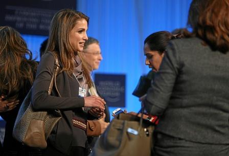La Reina Rania en Davos. Consigue su bolso y sus zapatos de Tod's