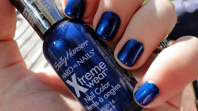 Azul eléctrico en las uñas.