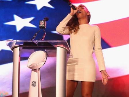 Beyonce cantó a capela el Himno Nacional Americano vestida de cuero