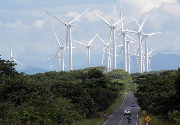 La construcción de siete parques eólicos en Nicaragua inyectará al país inversiones privadas por el orden de US$ 330 millones. Además se podrá tener acceso a energía más barata y así reducir a corto plazo los costos de la factura petrolera.
