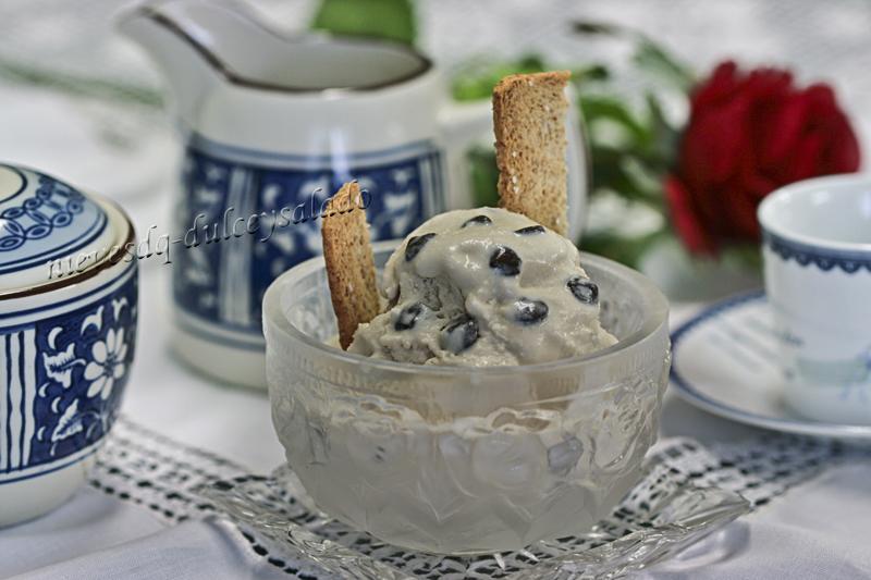 HELADO DE CAFE CON GOTAS DE CHOCOLATE