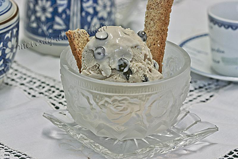 HELADO DE CAFE CON GOTAS DE CHOCOLATE
