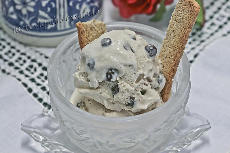 HELADO DE CAFE CON GOTAS DE CHOCOLATE