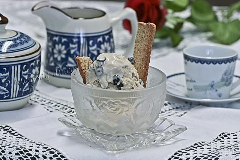 HELADO DE CAFE CON GOTAS DE CHOCOLATE