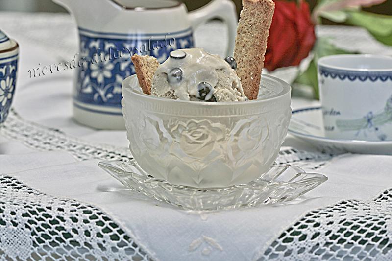 HELADO DE CAFE CON GOTAS DE CHOCOLATE