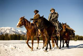 El doctor King Schultz y Django cabalgando durante el invierno