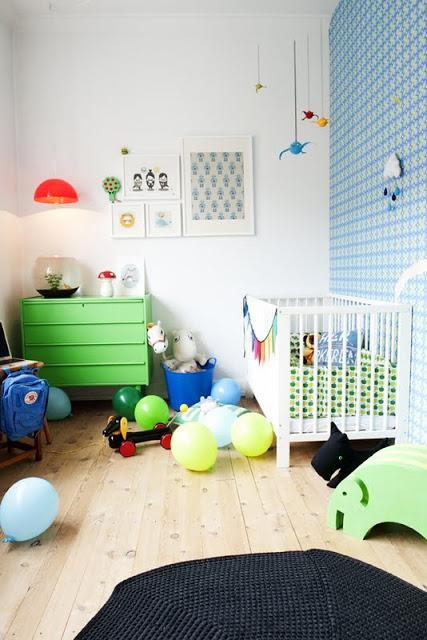 Habitación_infantil_alegre_con_papel_empapelado