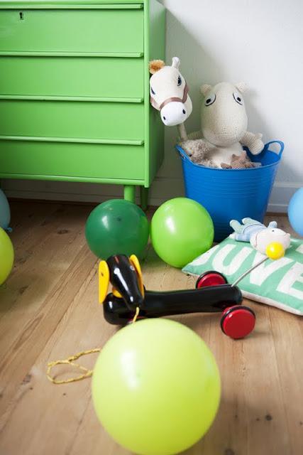 Habitación_infantil_alegre_con_cómoda_verde_recuperada