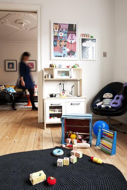 Habitación_infantil_alegre_y_colorida_con_alfombra_de_ganchillo