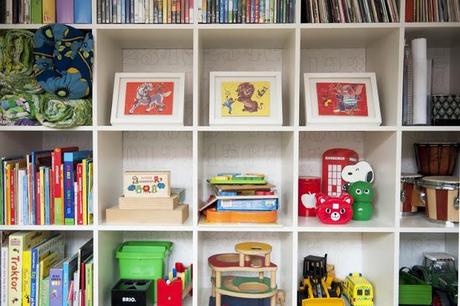 Habitación_infantil_alegre_y_colorida_con_estantería_Expedit