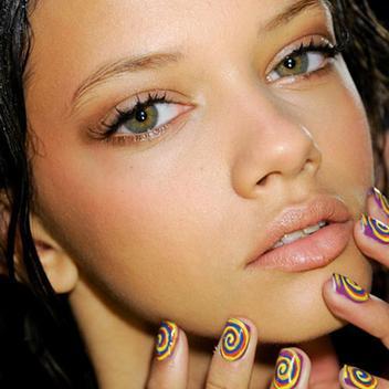 Tendencias primavera/verano 2013: maquillaje, uñas, peinados. Tendencias primavera/verano 2013: maquillaje, uñas, peinados.