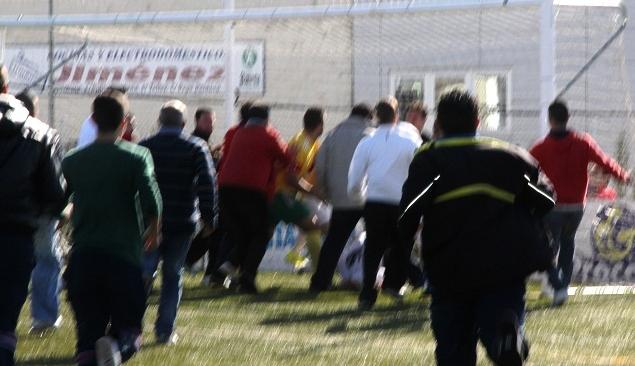 SALVAJE AGRESIÓN AL ÁRBTRO DEL MARCHENA -LOS MOLARES