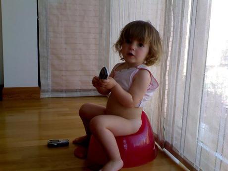 Adiós al pañal sin presión. niña sentada en un orinal