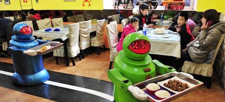 Inauguran restaurante chino atendido por robots