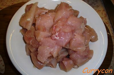 Brocheta de pollo rebozada en quicos con chutney de piña