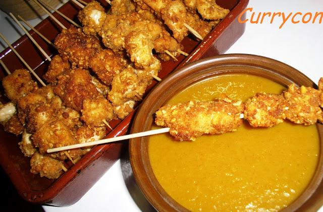 Brocheta de pollo rebozada en quicos con chutney de piña