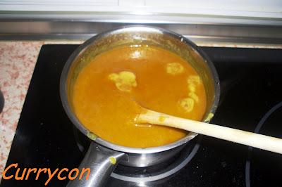 Brocheta de pollo rebozada en quicos con chutney de piña