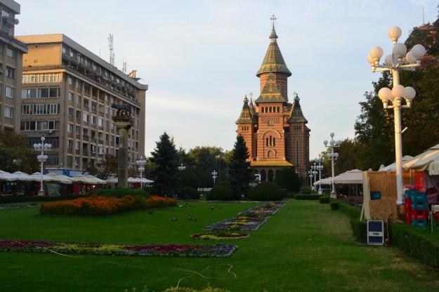 Timisoara y la catedral cuyo parque me acobijo por la noche