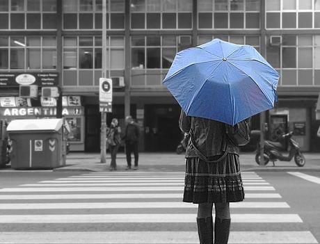 La Chica del paraguas azul