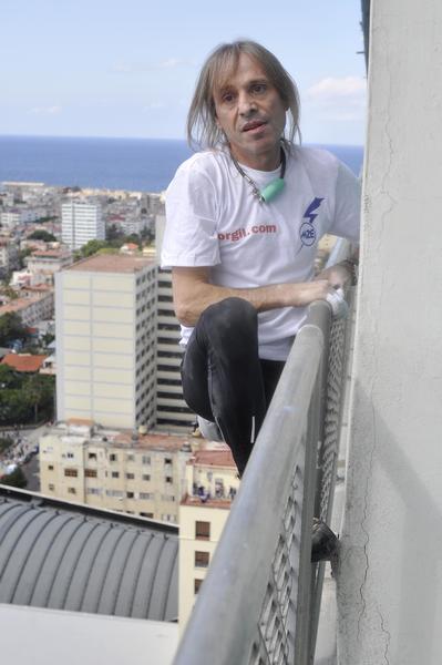 Hombre Araña francés regala espectáculo al público cubano