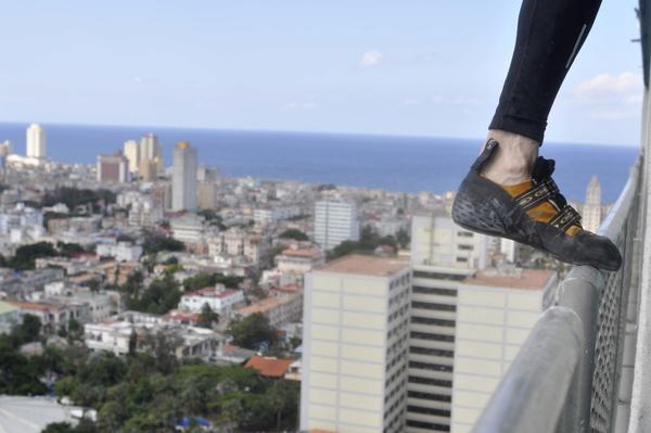 Hombre Araña francés regala espectáculo al público cubano