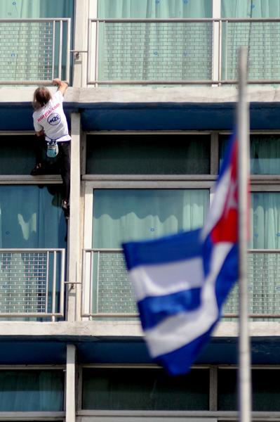 Hombre Araña francés regala espectáculo al público cubano