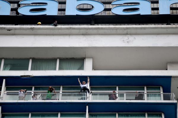 Hombre Araña francés regala espectáculo al público cubano