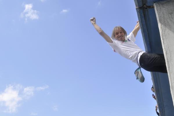 Hombre Araña francés regala espectáculo al público cubano