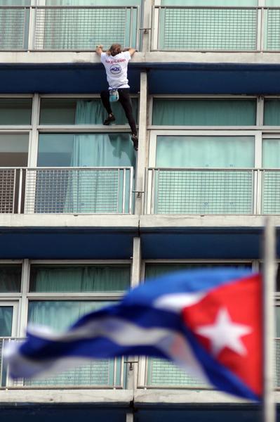 Hombre Araña francés regala espectáculo al público cubano