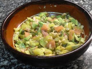 Tartar de salmón y aguacate con chutney de mango