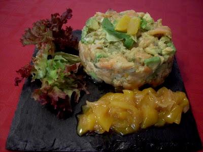 Tartar de salmón y aguacate con chutney de mango
