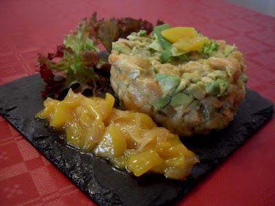 Tartar de salmón y aguacate con chutney de mango