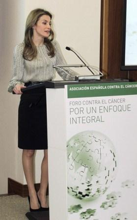 Dña. Letizia de blanco y negro en el II Foro Contra El Cáncer
