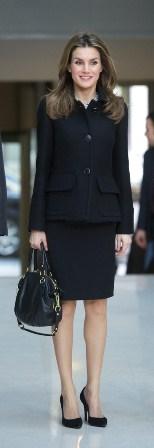 Dña. Letizia de blanco y negro en el II Foro Contra El Cáncer