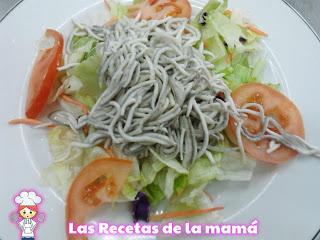 Receta de ensalada con gulas al ajillo