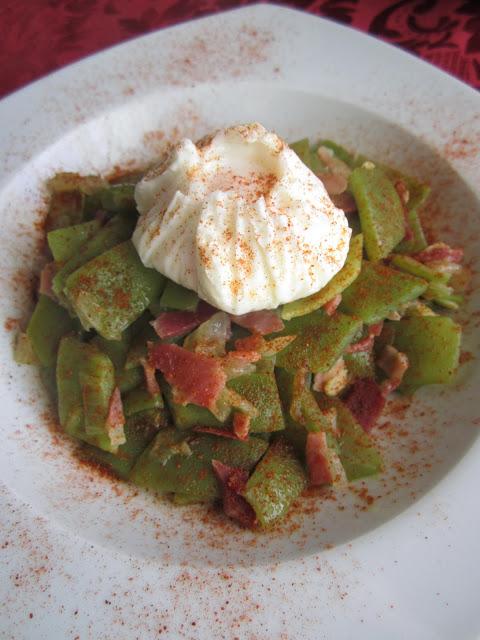 JUDIAS VERDES SALTEADAS CON JAMÓN Y HUEVO POCHÉ