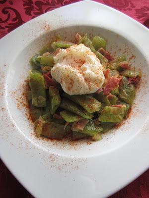 JUDIAS VERDES SALTEADAS CON JAMÓN Y HUEVO POCHÉ